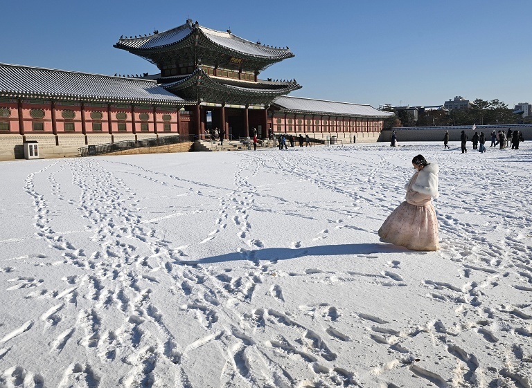 首尔迎来入冬初雪