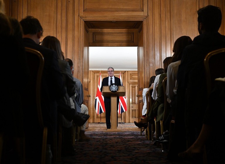 英国颁布青少年社媒禁令