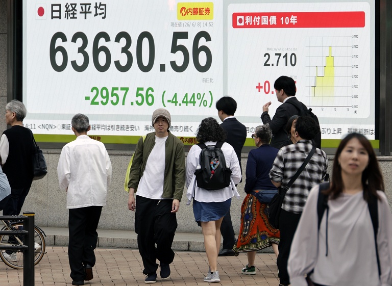 日经指数暴跌3100点