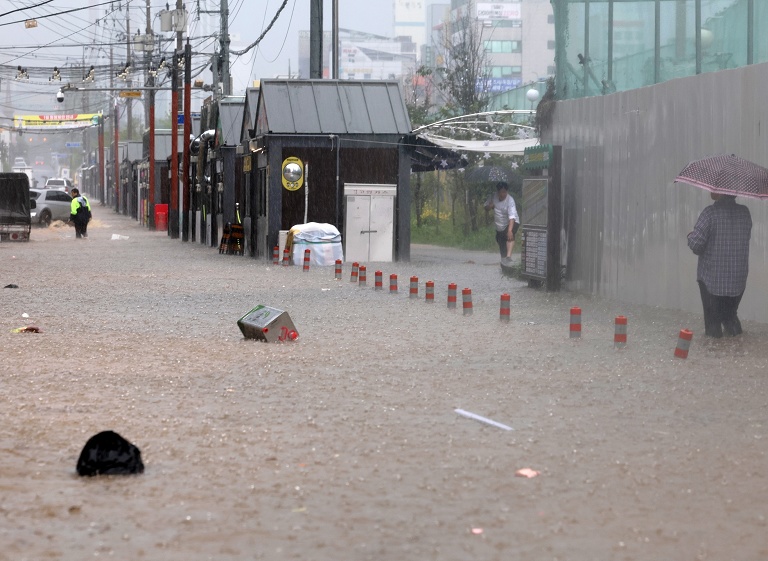 韩国遭暴雨洪灾侵袭