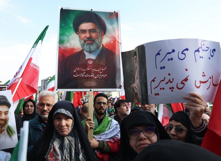 伊朗民众集会支持新任最高领袖