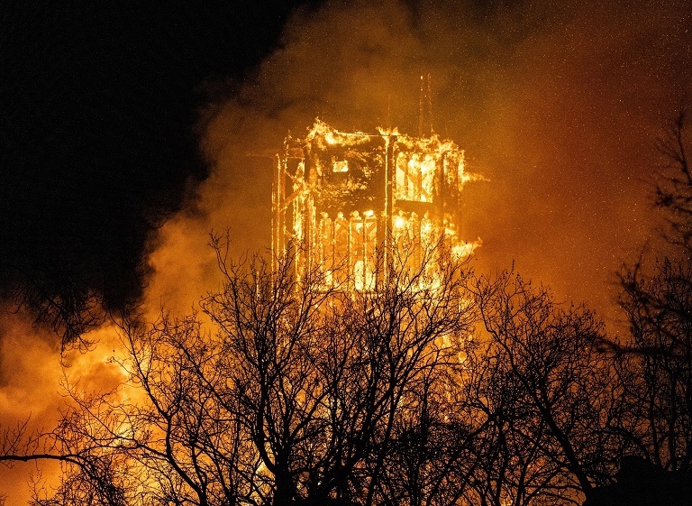 荷兰百年教堂突发火灾