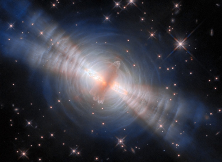 天鹅座「蛋状星云」