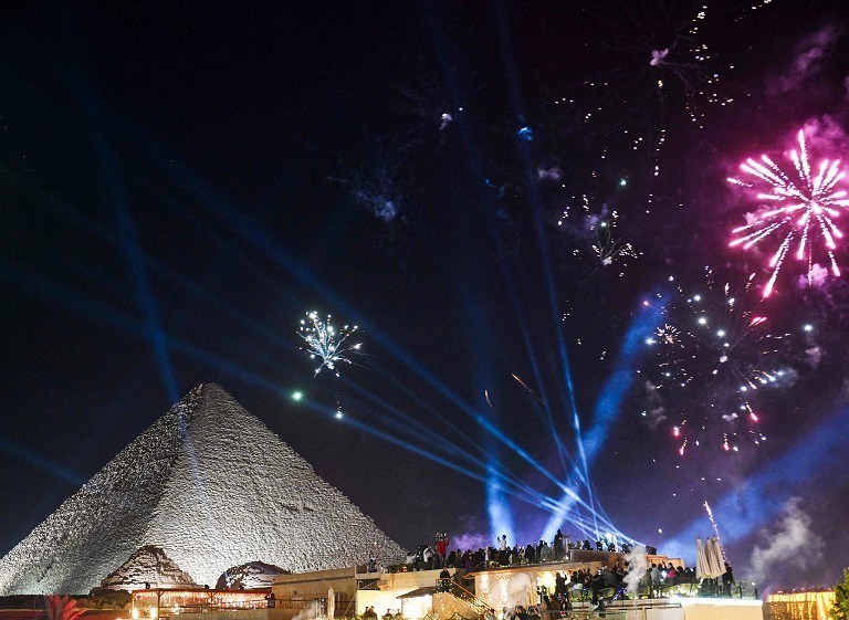 吉萨金字塔新年烟火秀