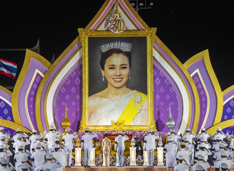 泰国庆祝王后48岁生日
