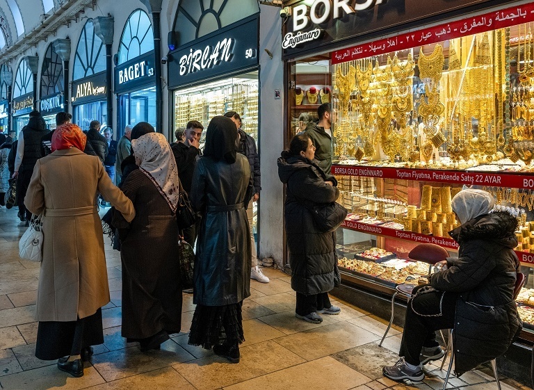 国际金价突破4500美元