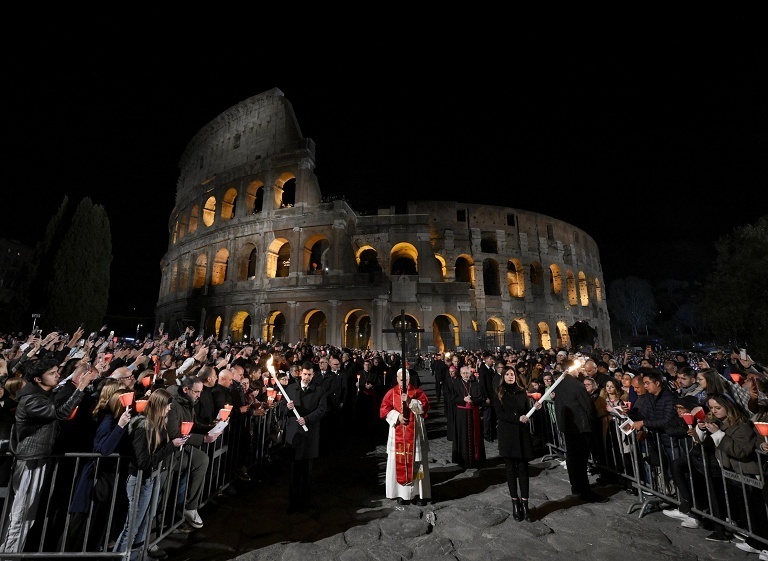 罗马教宗主持拜苦路仪式