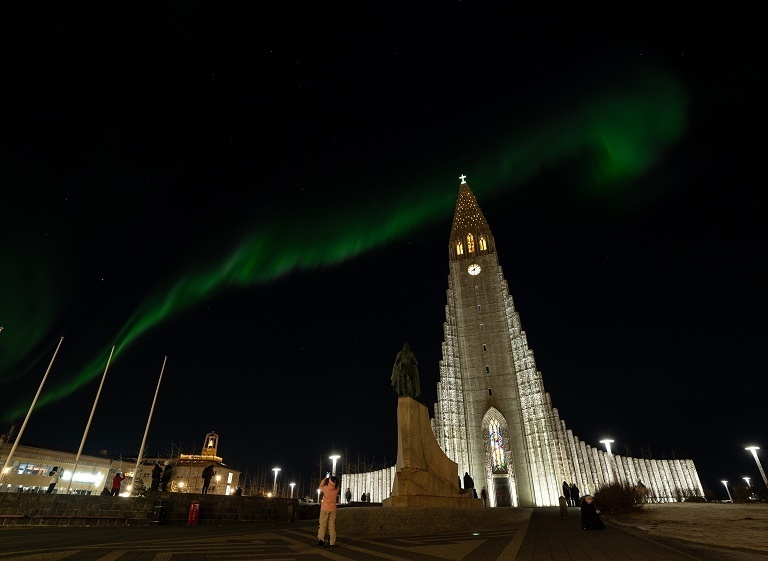 太阳耀斑引发北极光