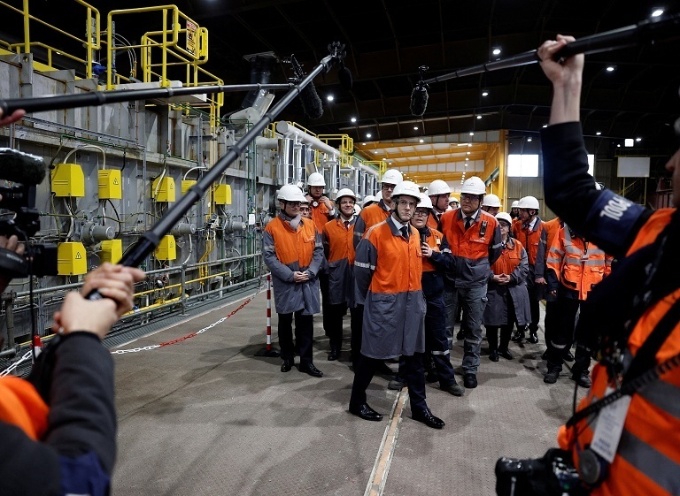 马克龙视察法国钢铁厂