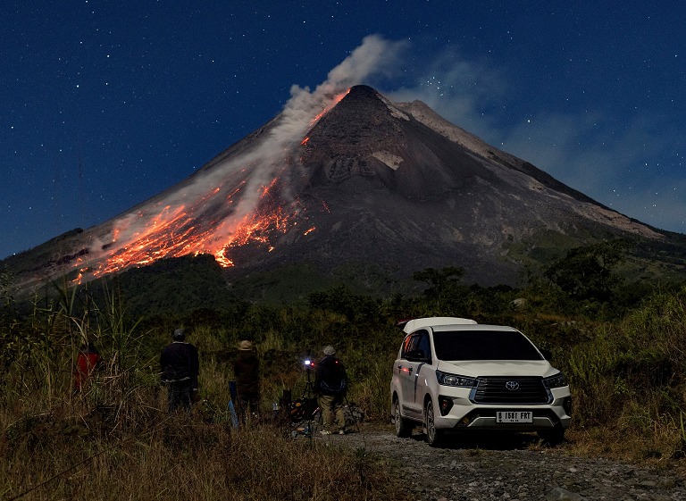 印尼默拉皮火山喷发