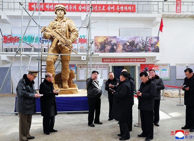 金正恩指导援俄士兵雕像创作