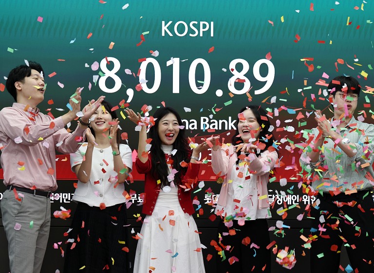 韩综指数突破8000点