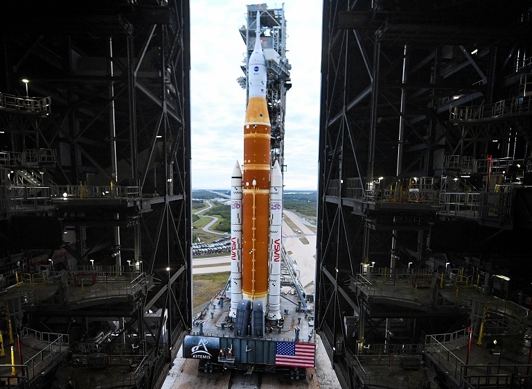 美国载人绕月火箭最后测试