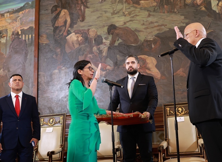 委内瑞拉代总统宣誓就职