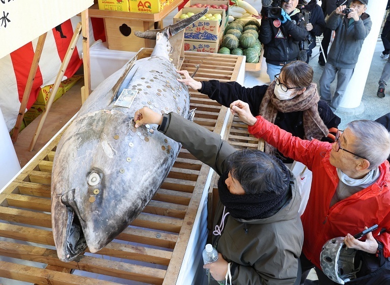 日本民众参拜惠比寿神