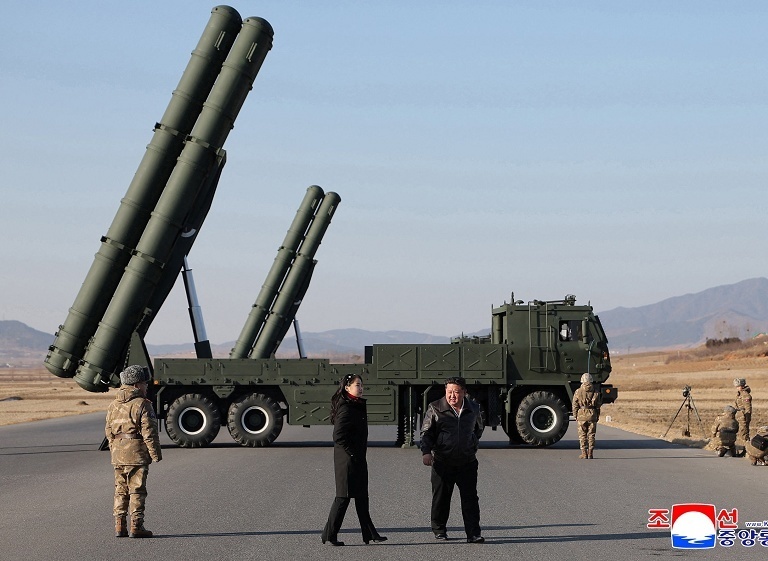 朝鲜大口径火箭炮试射