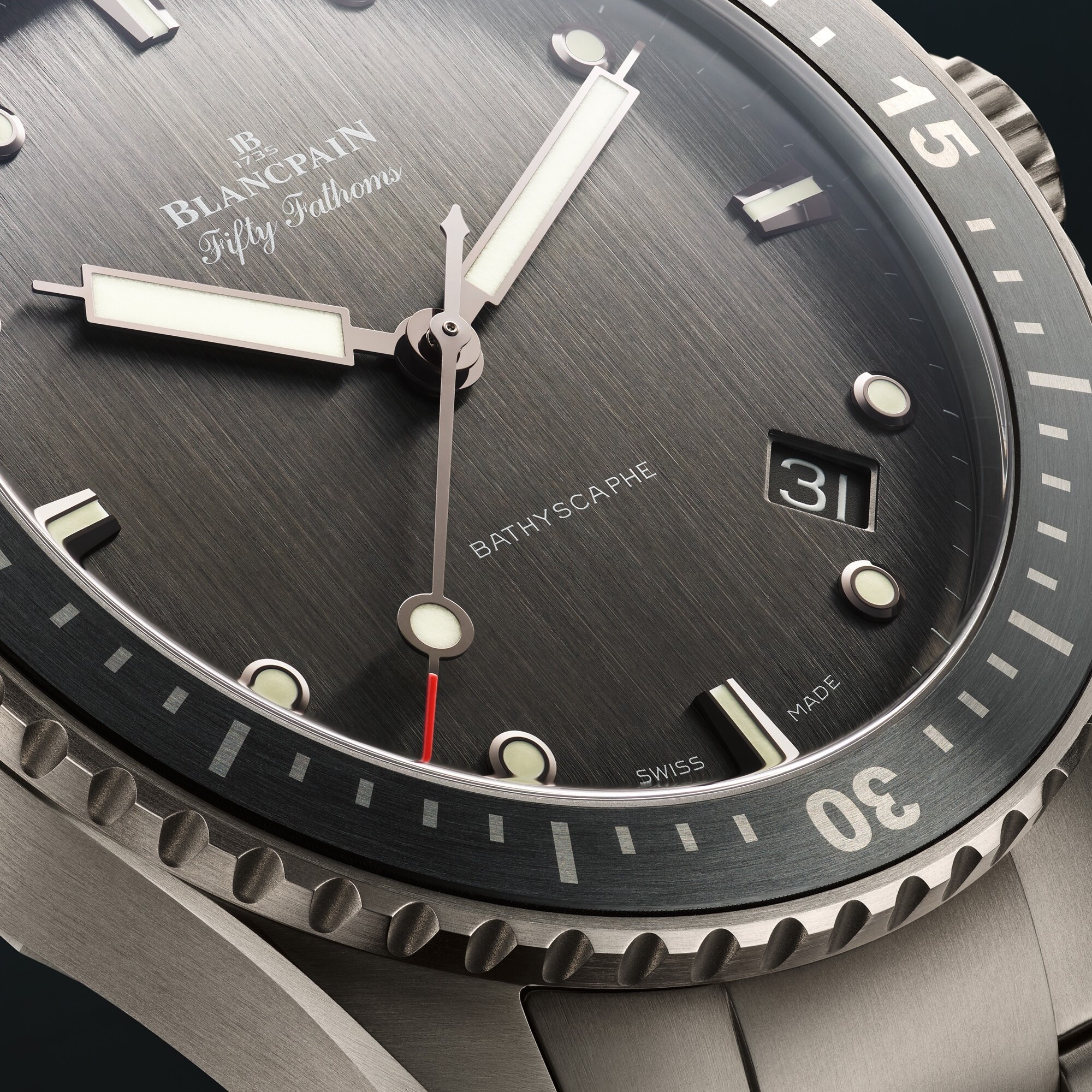 这是五十噚深潜器系列的第一枚钛壳腕表,43mm表壳经过缎面拉丝处理