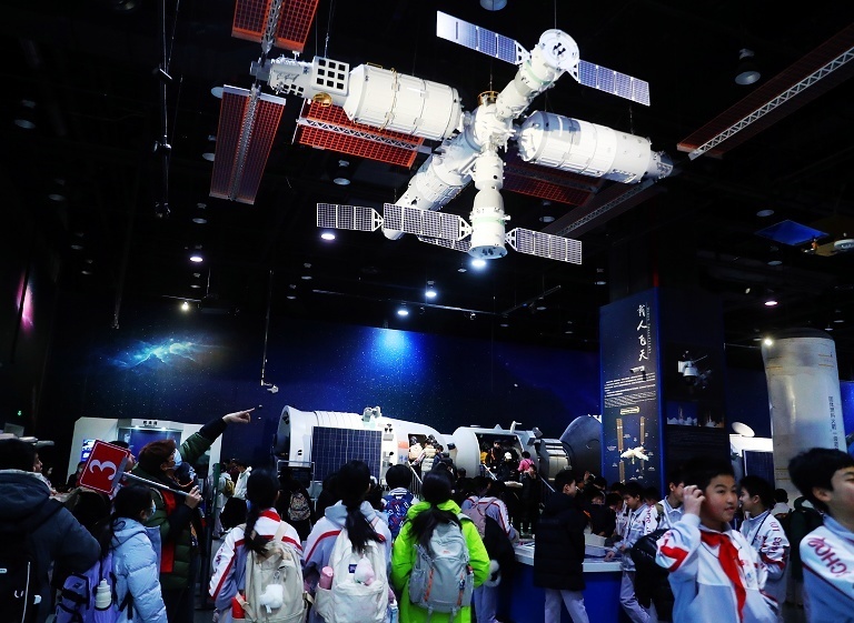 北京学生参观科技馆