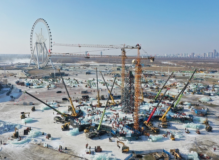 哈尔滨冰雪大世界冰建现场