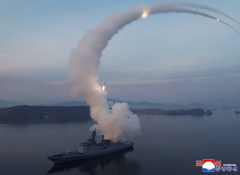 朝鲜驱逐舰试射战略导弹