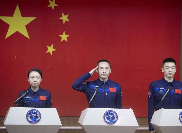 神舟二十三号乘组亮相