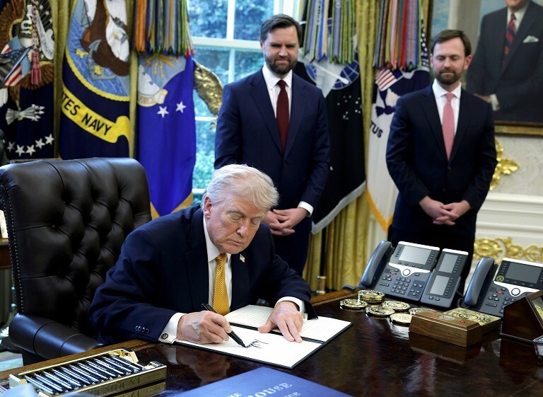 特朗普宣布推迟访华