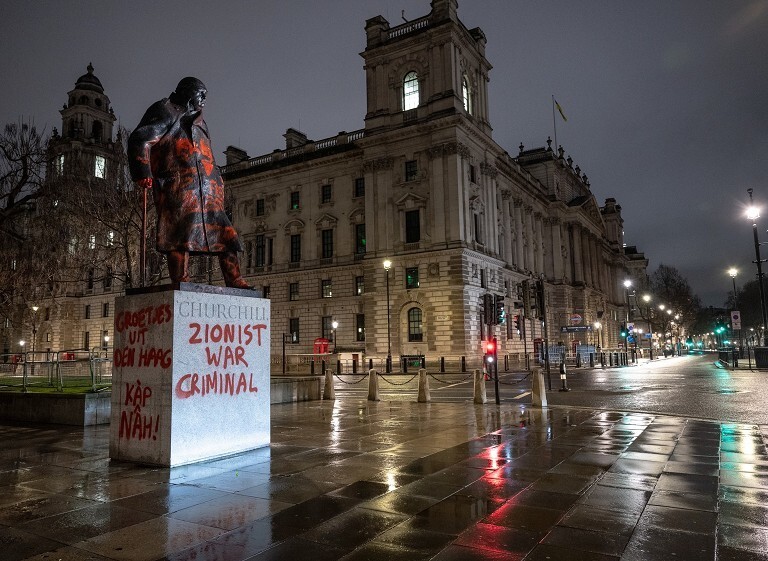 伦敦丘吉尔雕像遭涂鸦