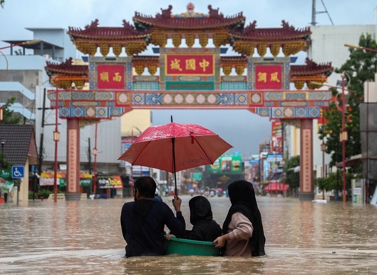 泰国破纪录暴雨洪灾