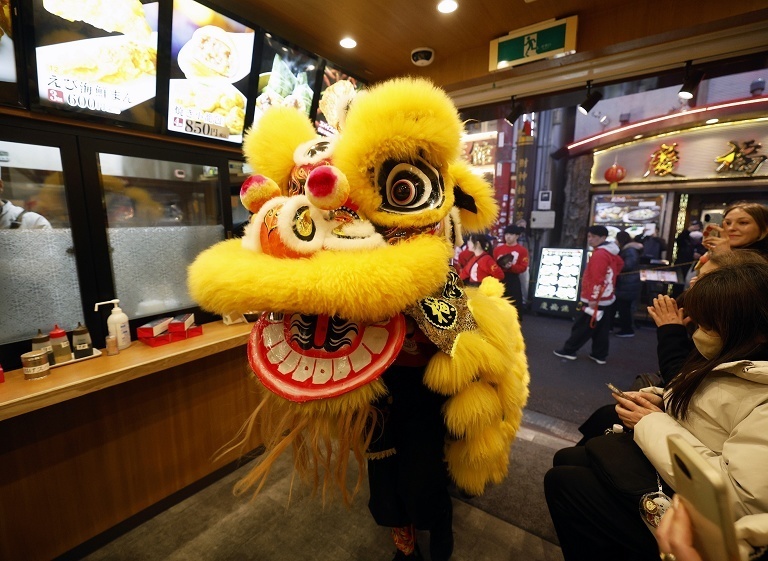 中国1月访日游客暴跌60.7%