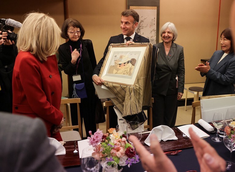 法国总统获赠宫崎骏签名画