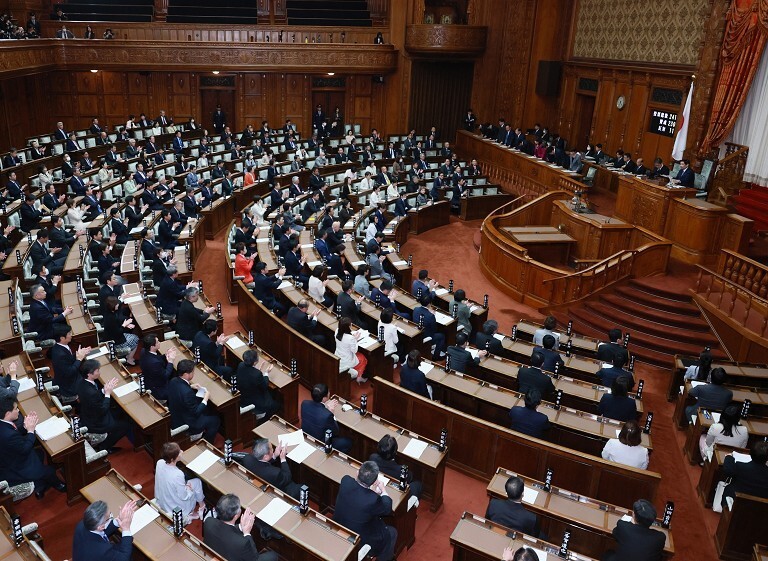 日本国会通过临时预算案