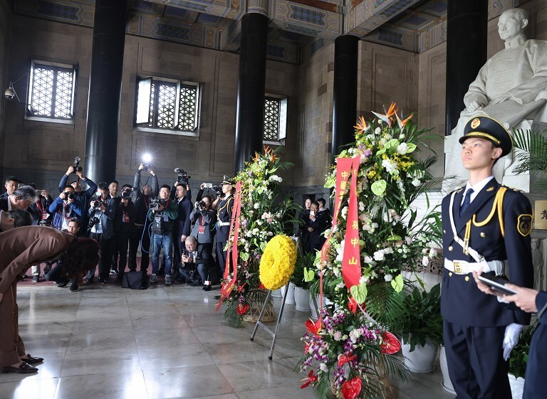 郑丽文拜谒中山陵