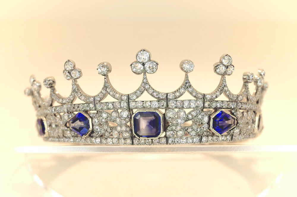 珠宝英国政府对一顶维多利亚女王的王冠设置临时出口禁令