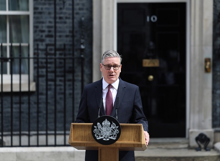 英国首相斯塔默宣布辞职