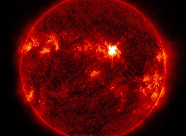 太阳爆发X1.0级耀斑