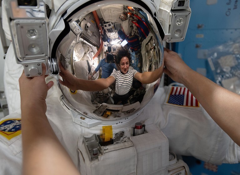 美国宇航员准备太空行走