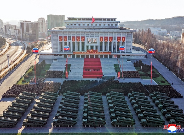 朝鲜展示新型火箭炮