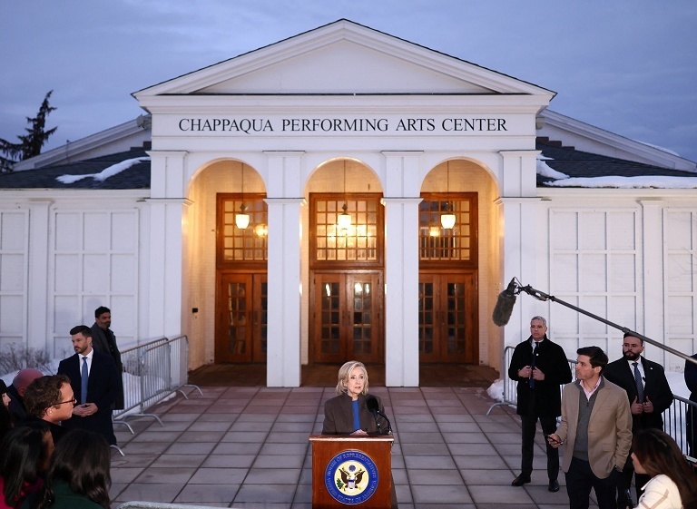 希拉里出席爱泼斯坦案听证会