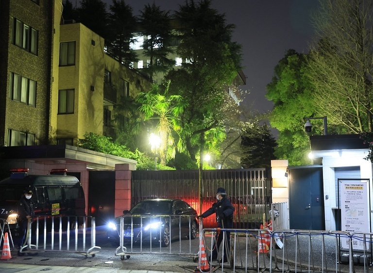 日本自卫队军官持刀强闯中国使馆