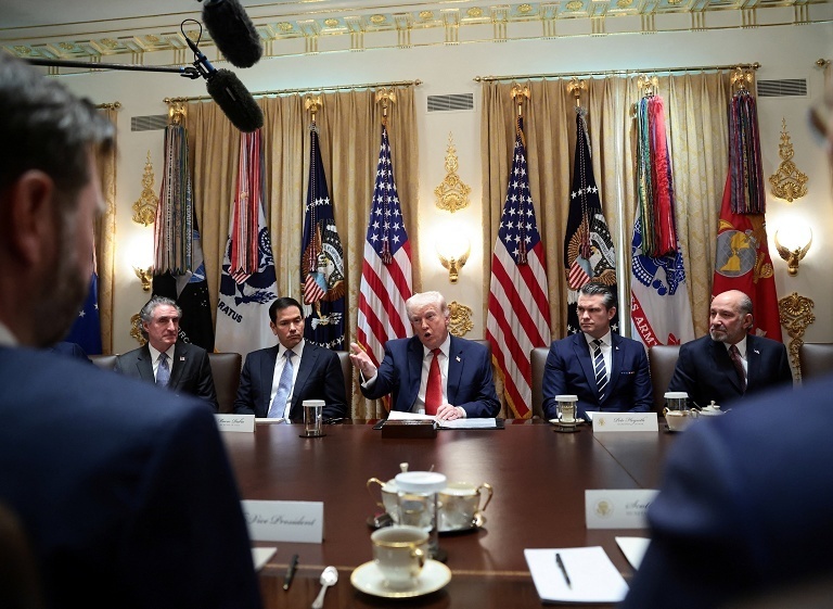 特朗普主持内阁会议