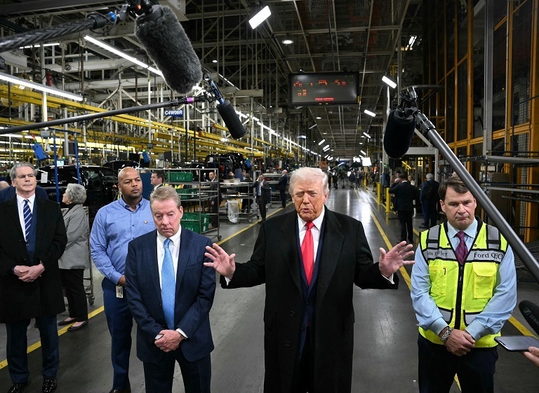 特朗普参观福特汽车工厂