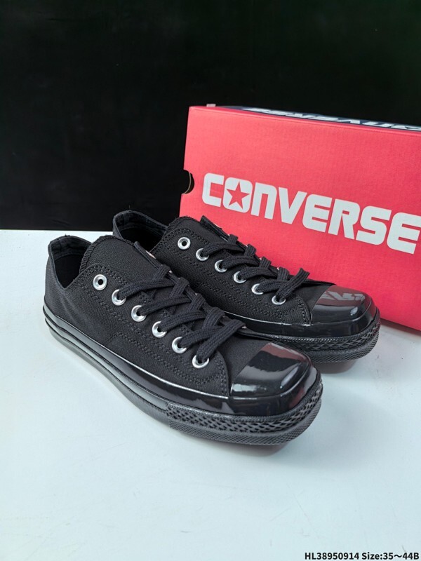 集合  来自Converse Japan 全新「Square Toe」系列， 匡威保留了Chuck Taylor标志性设计，只不过把那个再熟悉不过的圆头