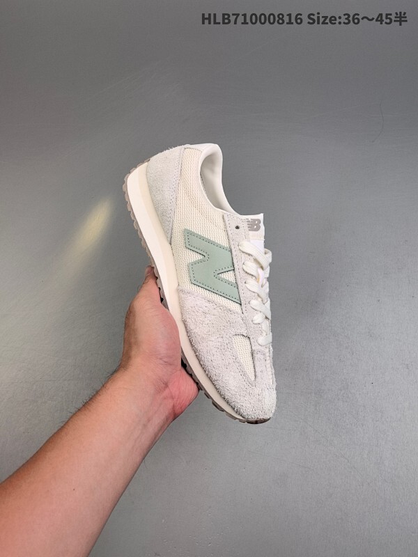 New Balance 471系列 灰米色 复古轻便平衡生活休闲鞋 上架实拍 以复古跑鞋设计为灵感，融合现代舒适科技，重塑街头与日常穿搭的潮流风格