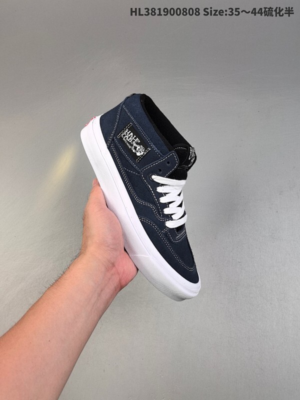 Vans Half Cab 蓝色 专业滑板鞋款 HalfCab已经迎来了发售30周年，作为Vans代表鞋款之一，