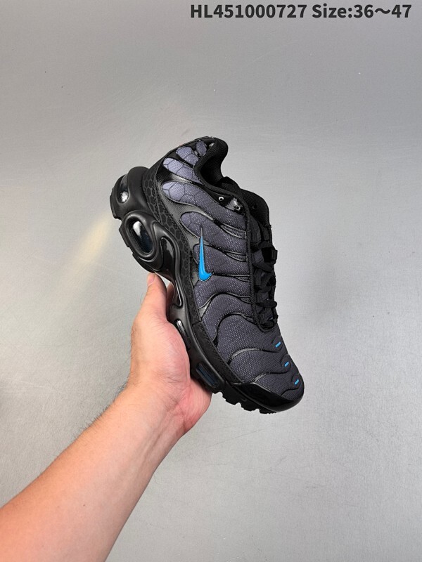 耐克 Nike Air Max Plus是Nike旗下另类鞋款的代表，TN 它诞生于1996年，是第一款使用TunedAir气垫的跑鞋