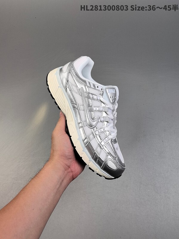 耐克Nike p-6000 女子跑鞋内外侧都用了灰色的钩子，采用透气材料，搭配匠心覆面，