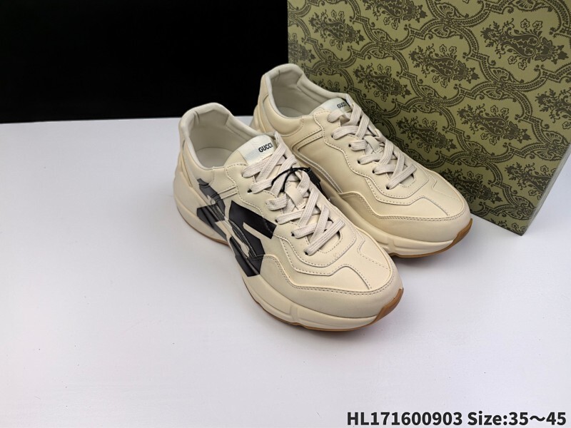 古驰老爹鞋来袭采用厚实鞋底和沉稳结构的设计，从80年代印花中汲取灵搭配的复古 Gucci Logo 以老爹鞋 Rhyton 的复古感