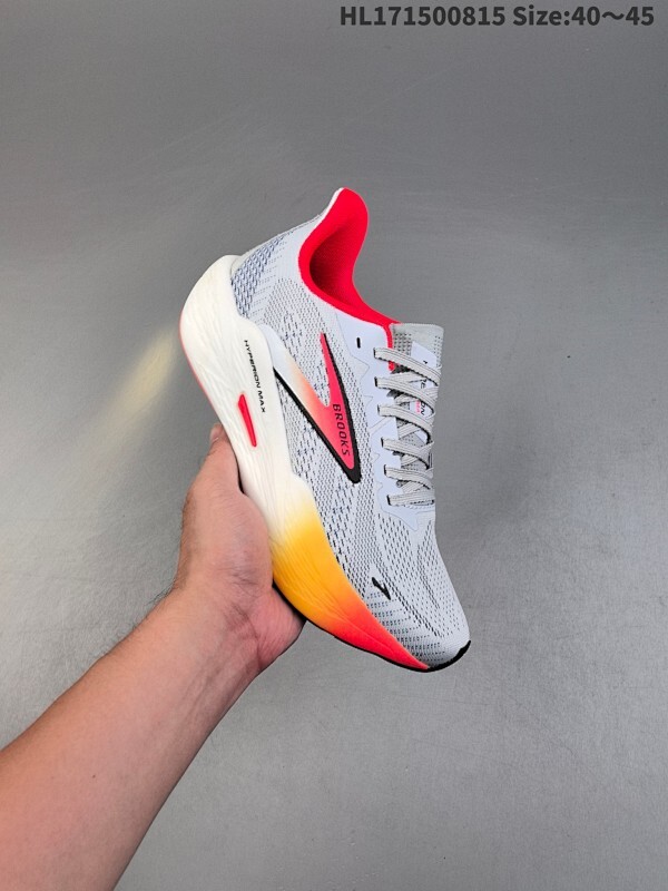 男女鞋升级原楦纸版开发，采用无缝印刷技术透气网鞋面材质，搭载密度泡棉缓震系统中底