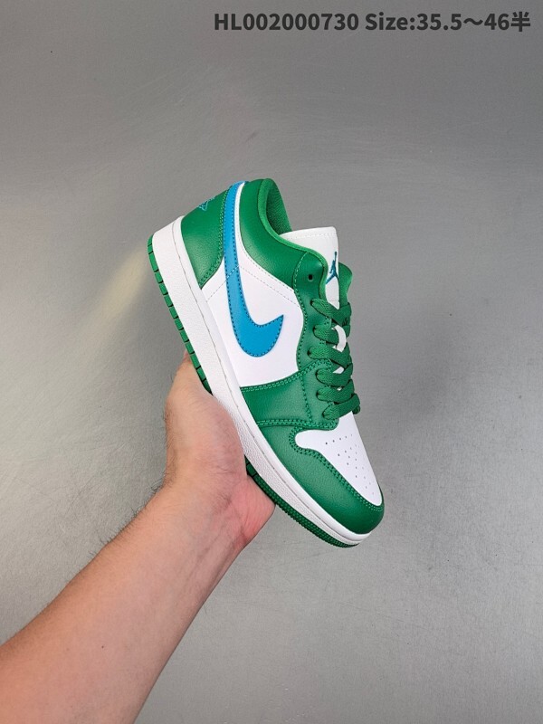 Air Jordan 1 Low 低帮 白绿蓝 AJ1 乔丹1代 aj1 乔1 低邦 绿白蓝 乔丹篮球鞋系列 鞋款整体采用白色皮质面料打造