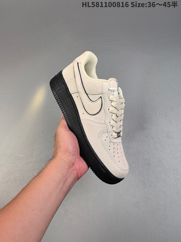 真标✅耐克Nike AIR FORCE 1’07空军一号低帮百搭休闲运动板鞋。柔软、弹性十足的缓震性能和出色的中底设计